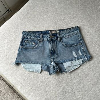 Superbe mini short en jean bleu Boohoo Denim avec un style taille basse ultra tendance Y2K