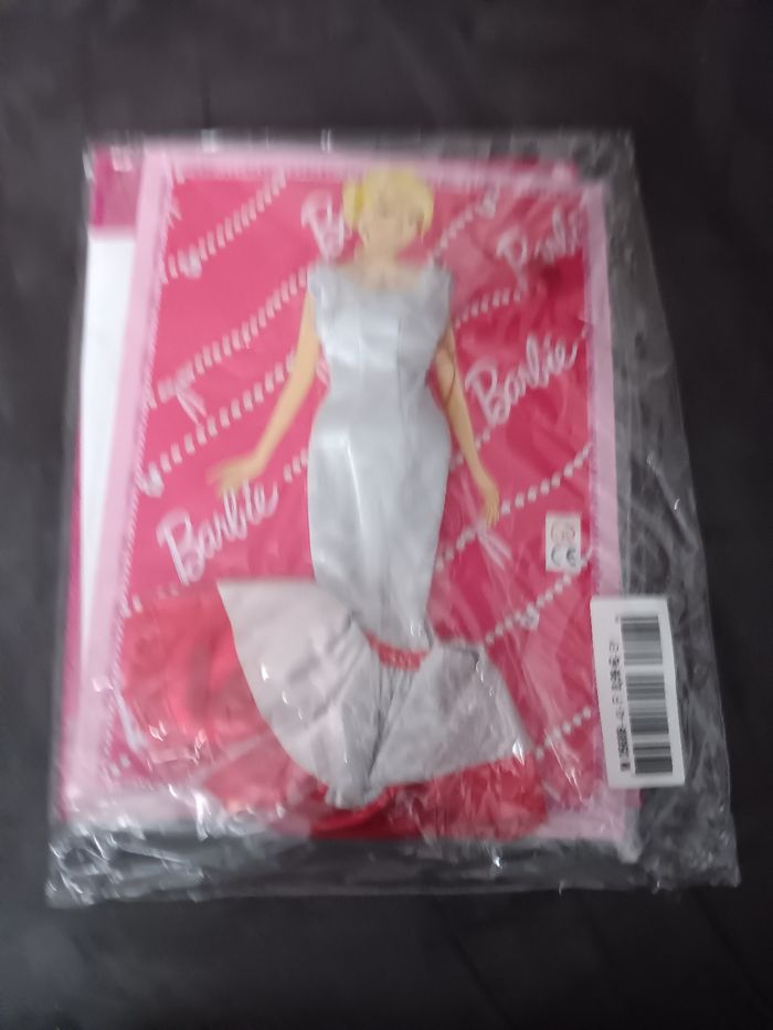 Tenue de mes voyages et livre  neuf sous blister barbie - photo numéro 2