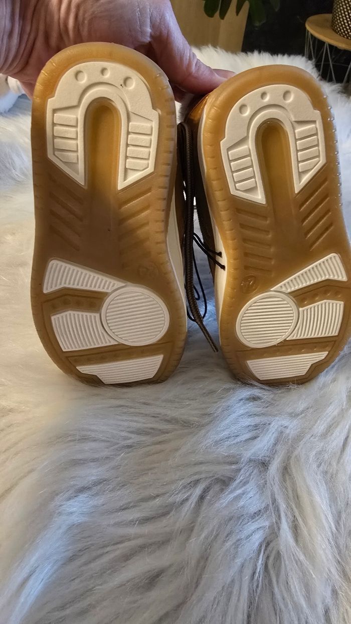 NEUVES  (non portées) 🏷😍🤩superbes bottines fourrées garçon pointure 24🤎🤎💙💙 - photo numéro 4