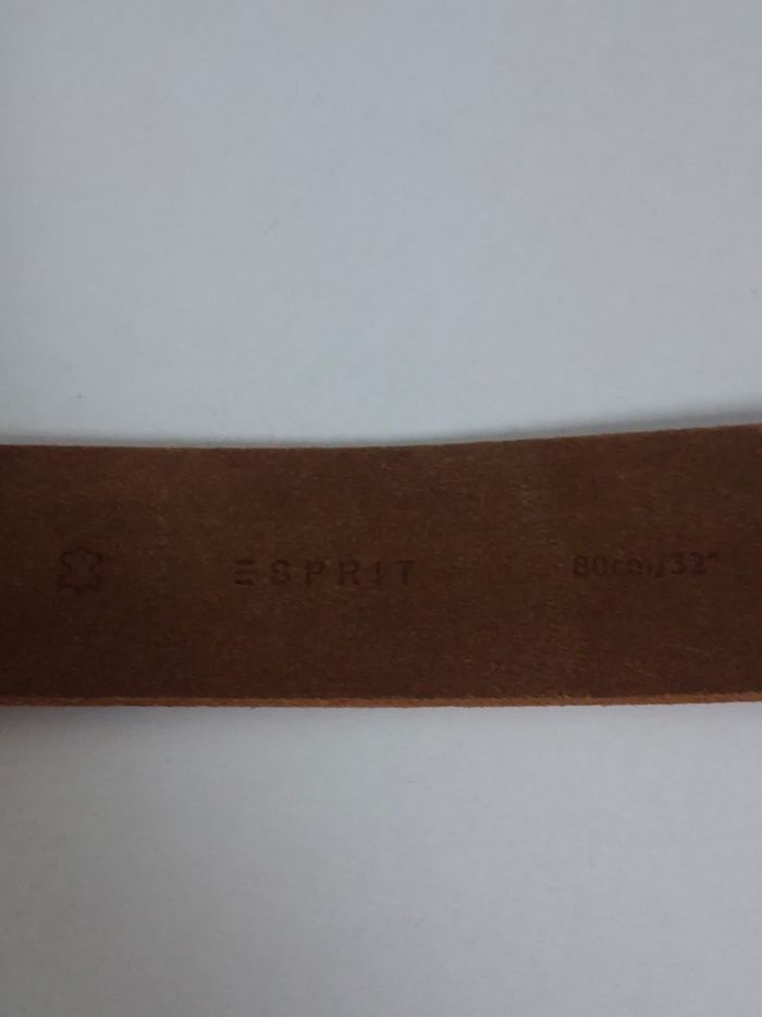 Ceinture en cuir de bovins de marque esprit 
Longueur 80 cm largeur 4 cm 
Prix en boutique 39 euros 
neuve jamais portée 
Envoi rapide
J ai encore une taille 80 et 90 cm - photo numéro 4