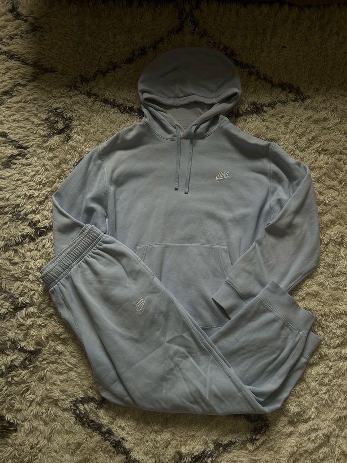 ensemble nike bleue ciel taille L assez bon état - photo numéro 1