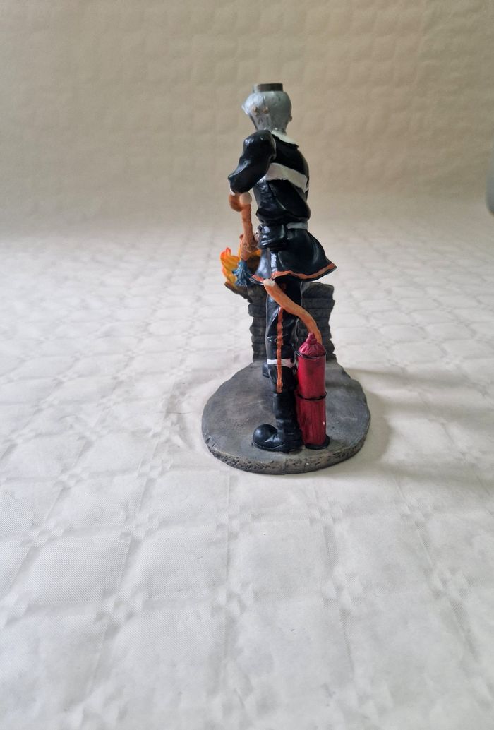 Figurine Sapeur pompier qui éteint un feu - photo numéro 2