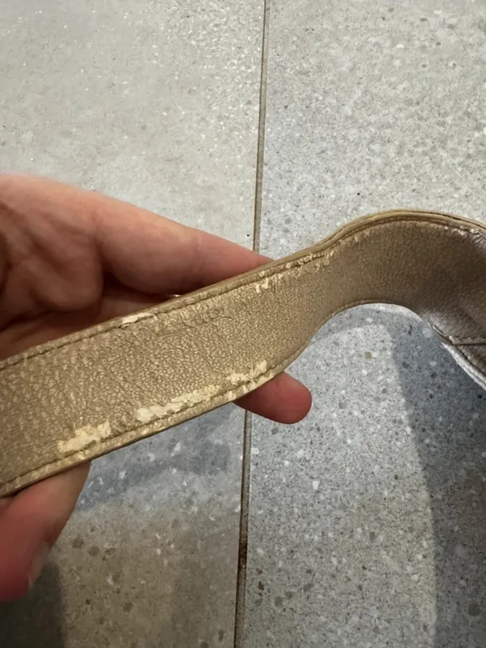 Sac porté épaule beige, bon état mais il y a des traces d'usures 38x25cm - photo numéro 3