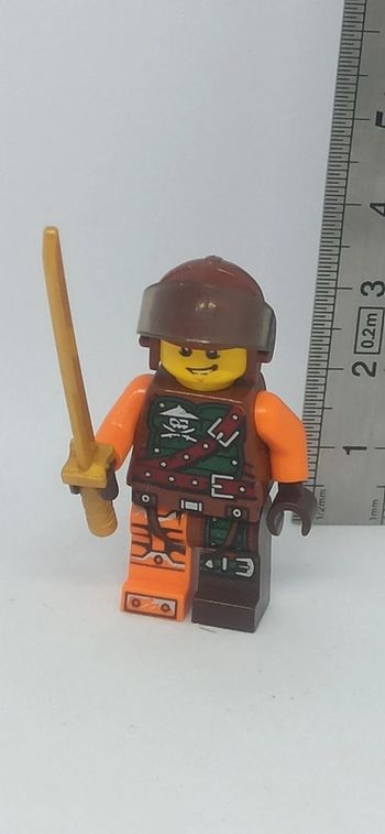 Figurine homme avec sabre doré lego