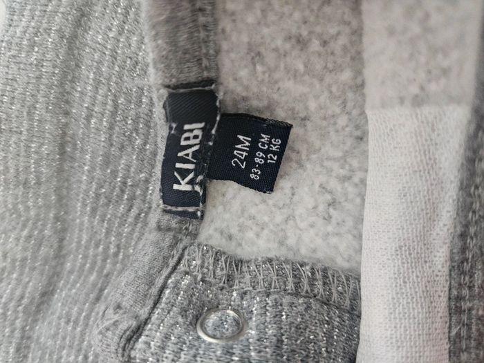 👗 Jolie robe grise à fil argenté – Kiabi – 24 mois - photo numéro 4