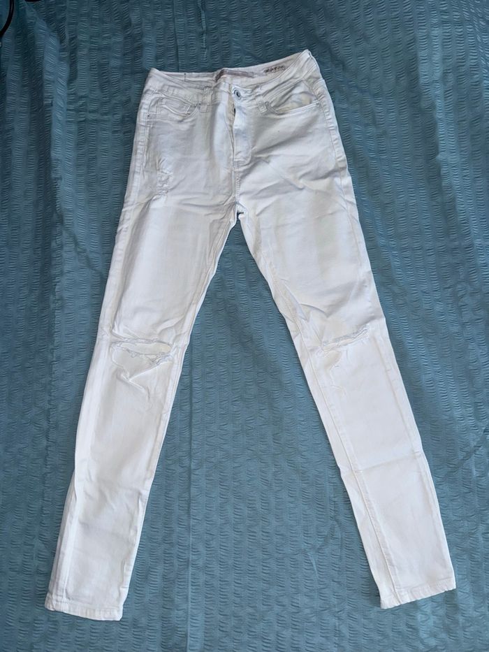 Jeans troué - photo numéro 1
