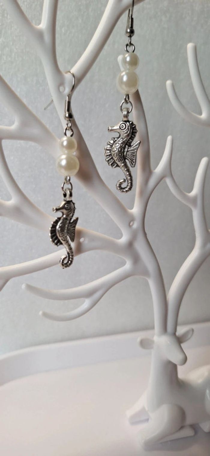 Boucles d’oreilles hippocampes perles blanches - photo numéro 3