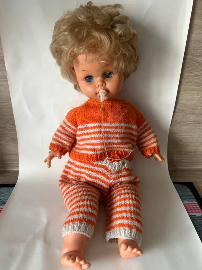 Grand poupon Bella vintage avec tenue tricotée