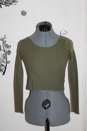 🌿 Crop top kaki Cherry Koko, taille S/M, en très bon état ! 🌿