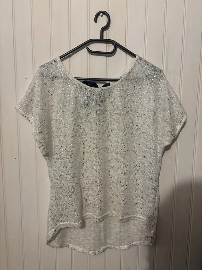 Tee shirt à paillettes et noeud dans la nuque