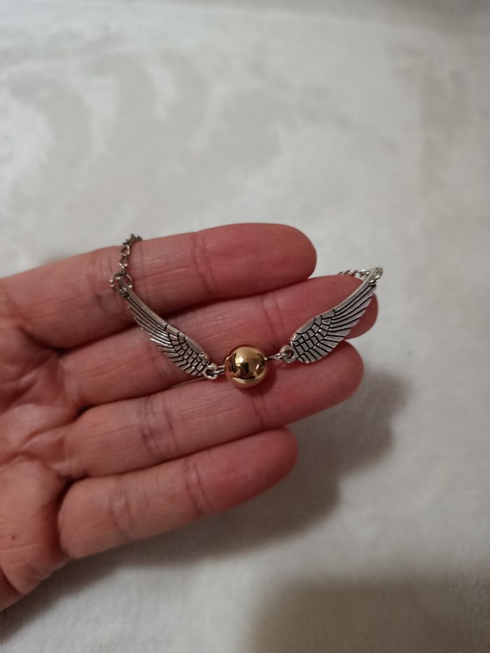 Arret de collection , joli bracelet " Harry Potter , vif d'or  "  ( bien lire svp ) - photo numéro 3