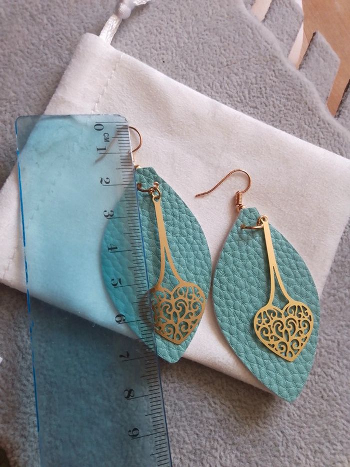 Boucles d'oreilles tissu turquoise et coeur filigranés et créoles plumes dorées - photo numéro 3