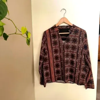 Blouse fluide imprimé ethnique noir et camel Chattawak – taille M, col tunisien V041