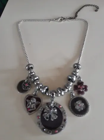 Très joli collier violet et argenté