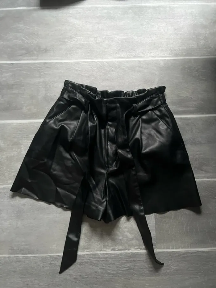 Short en similicuir