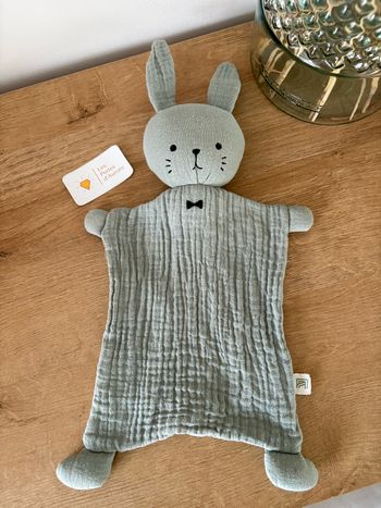 Doudou lange lapin vert noeud papillon noir
