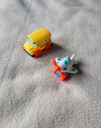 Lot de 2 petits véhicules 
Très bon état
Bus et avion
En plastique