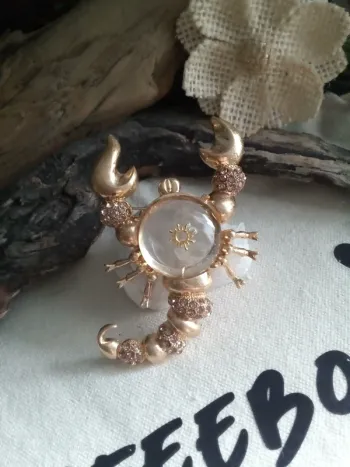 Broche scorpion acier doré et cabochon en verre