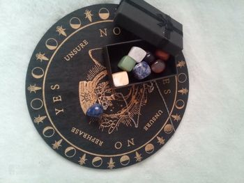 Coffret pierres naturelles des 7 chakras+ pendule + planche