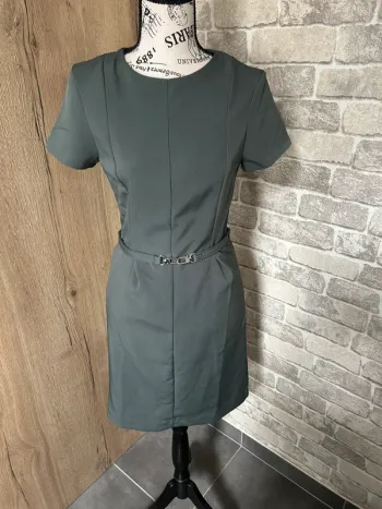 Robe élégante avec ceinture taille 38