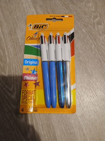 Etui de stylos 4 couleurs neufs