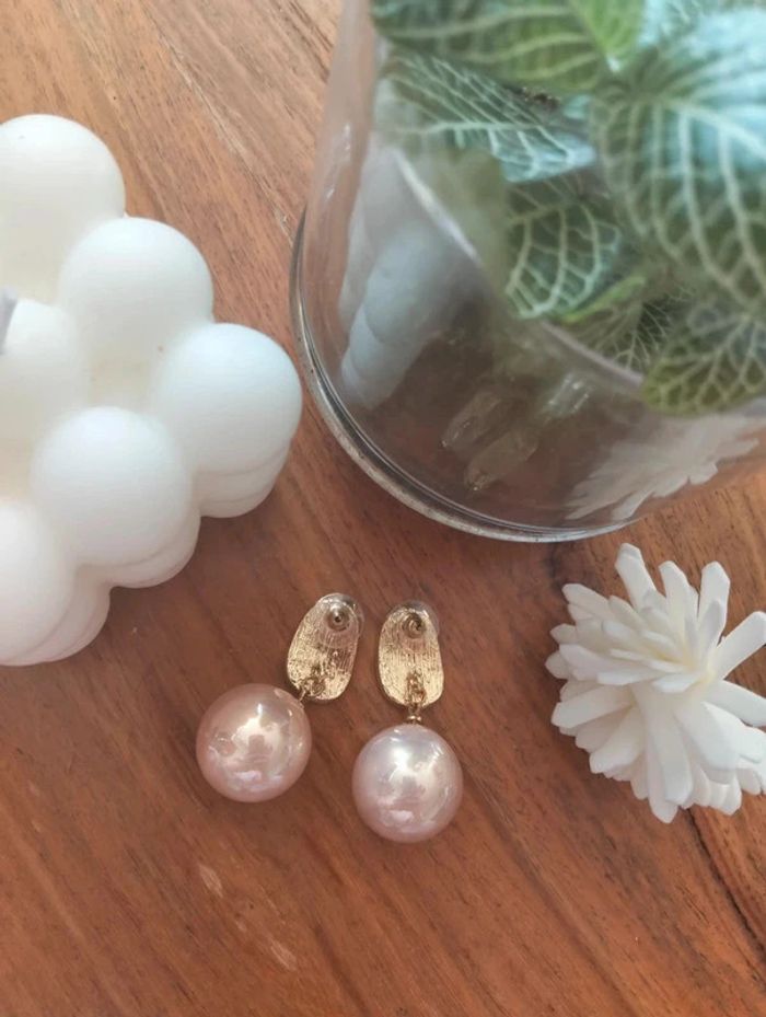 Boucles d'oreilles rose pâle grosse perle - photo numéro 4