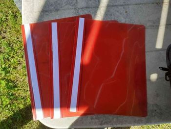 Pochettes et étiquettes.