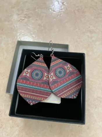 Grandes boucles d’oreilles en bois – Tons chauds bordeaux & marron