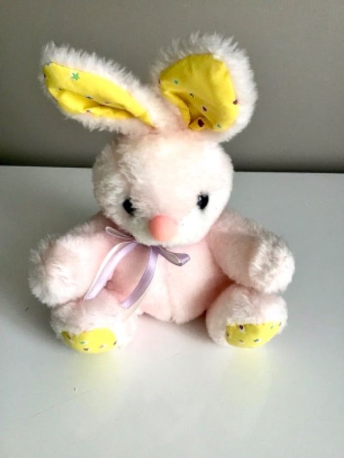 Peluche lapin rose assis