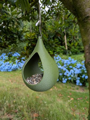 Mangeoire à oiseaux de la nature en forme de goutte d'eau effet strié