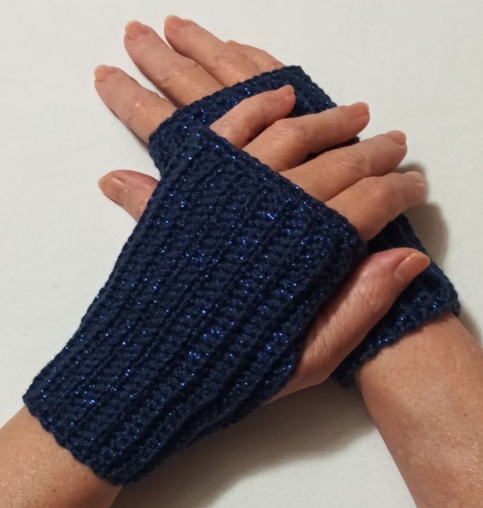 Mitaines "COBALT" fait main au crochet taille M/L - photo numéro 2