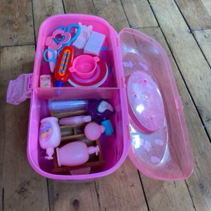 Mallette hello kitty dans l’état et divers accessoires beauté soins etc - photo numéro 6