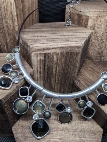 Collier en métal émaillé – Bijou coloré élégant – Style tendance et intemporel – Ajustable

