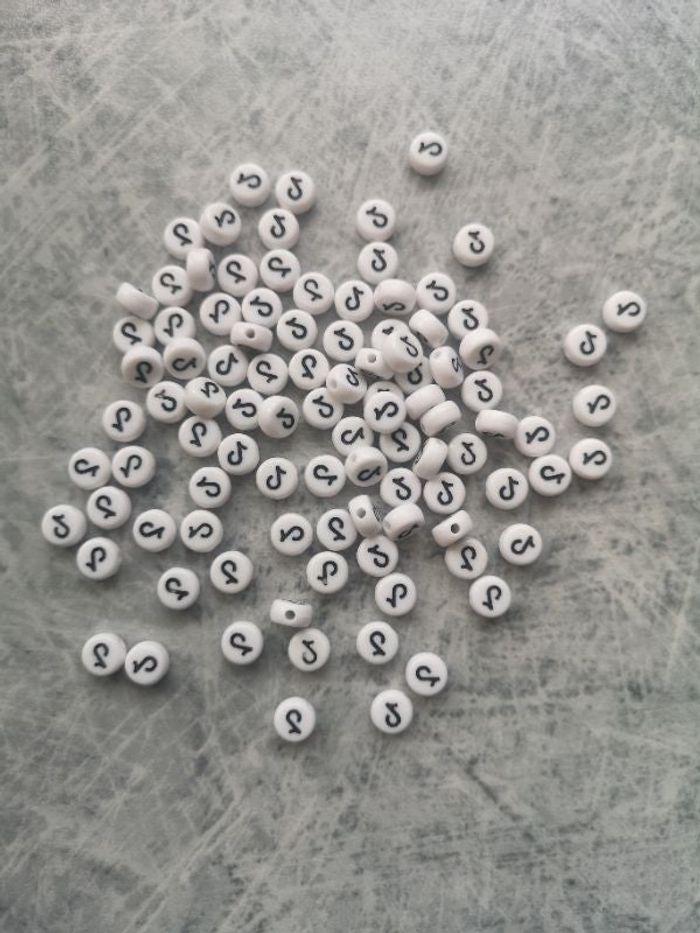 Perles blanches motifs noirs