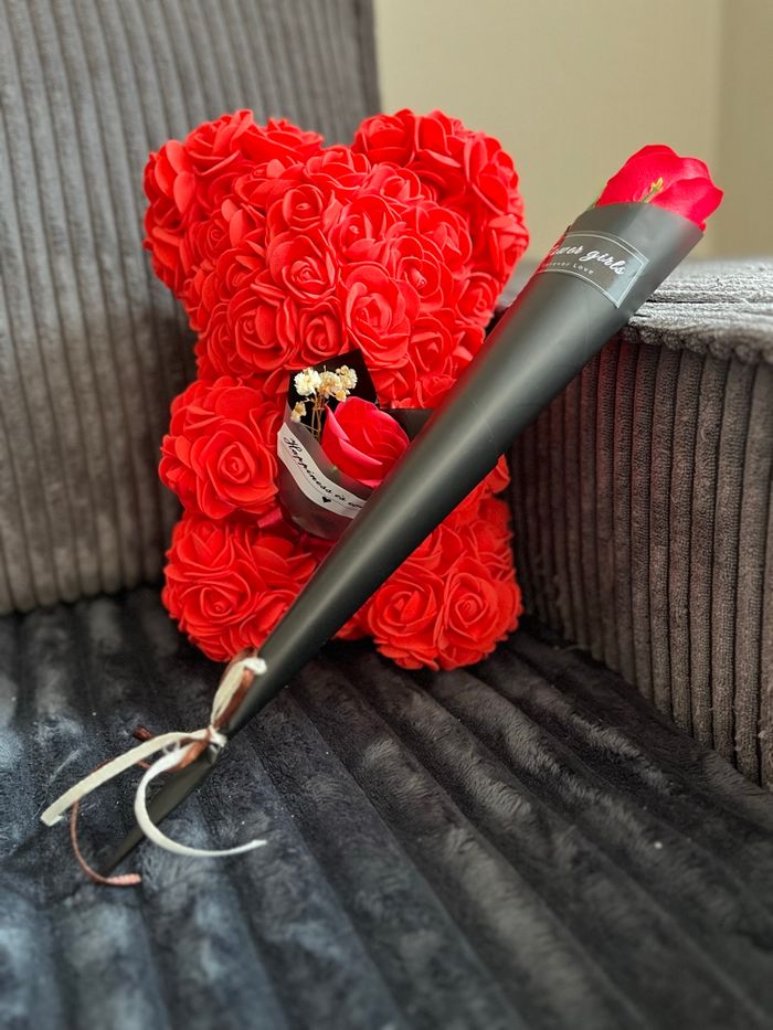 Ours en fleurs de rose rouge avec une fleur rouge - photo numéro 2