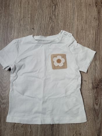 t-shirt t-shirt blanc avec fleur en crochet