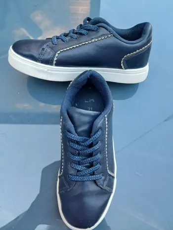 Belles baskets 👟 bleu marine avec liseré brillant en surpiqures, lacets elastiqués - T31 - La Halle