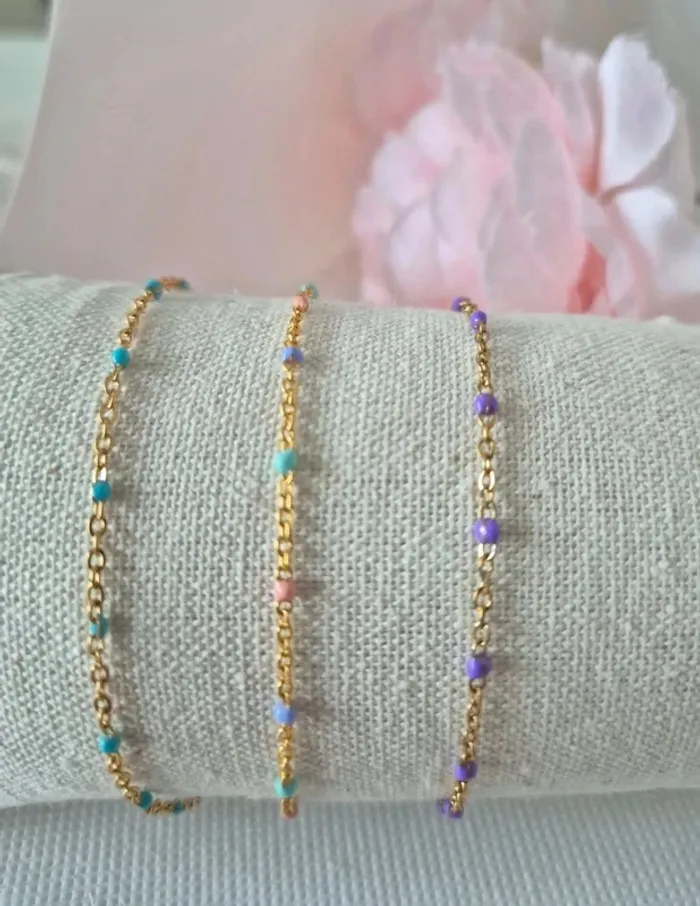 lot de 3 bracelets dorée avec perles : 
1 turquoise + 1 multicolores pastels + 1 violet
