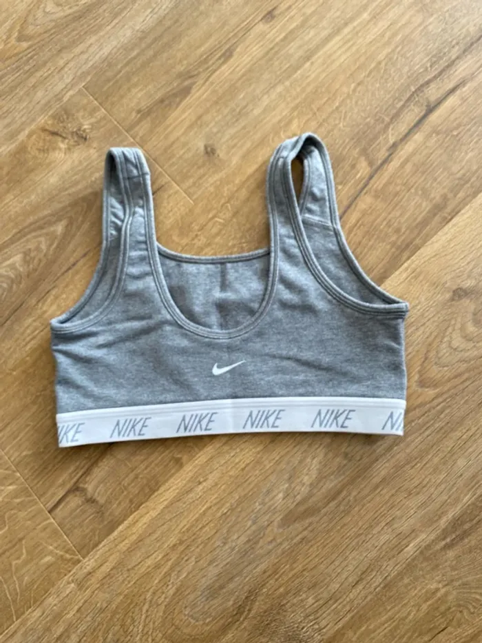 💥 Brassière Nike Dry-Fit Grise – Taille M – Ultra Confort & Style – Parfait État - photo numéro 2