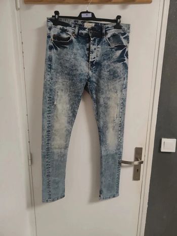 Jean carottes effet délavé et effet déchiré léger