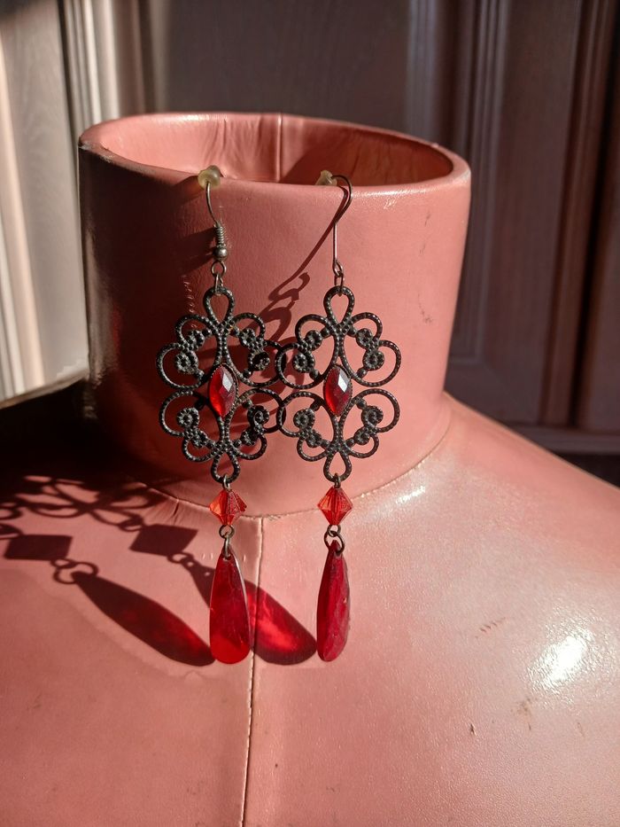 Boucles d'oreilles pendantes gris et rouge - photo numéro 1