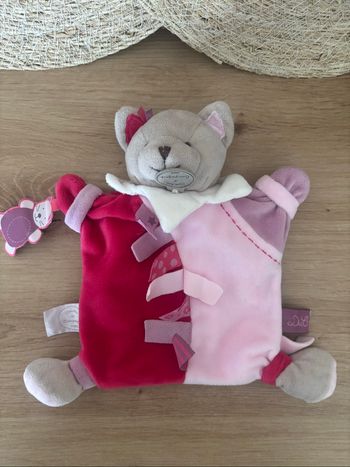 Marionnette chat rose étiquette doudou et compagnie