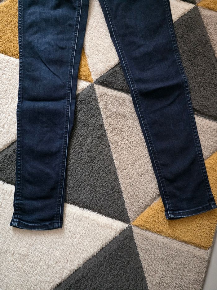 Jean Levi's bleu marine modèle Line8 taille W26L30 - photo numéro 2