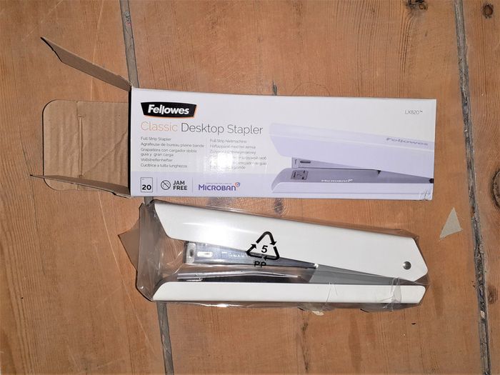 Neuve agrafeuse blanche fellowes - photo numéro 2