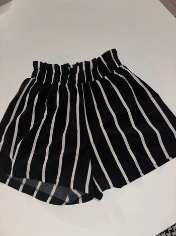 Short rayé noir et blanc