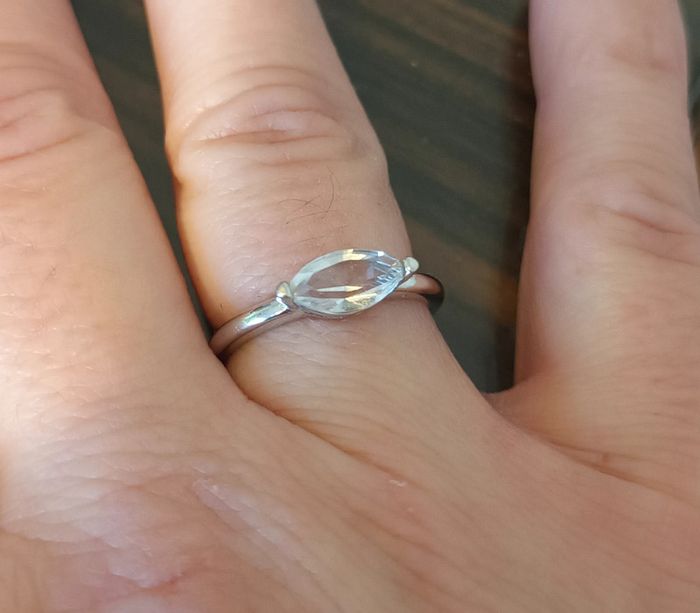 Bague fantaisie argentée et pierre ou strass blanc - photo numéro 2