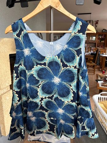 Tunique sans manches à fleurs bleues