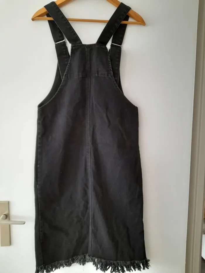 Robe en jean noir avec bretelles. - photo numéro 6