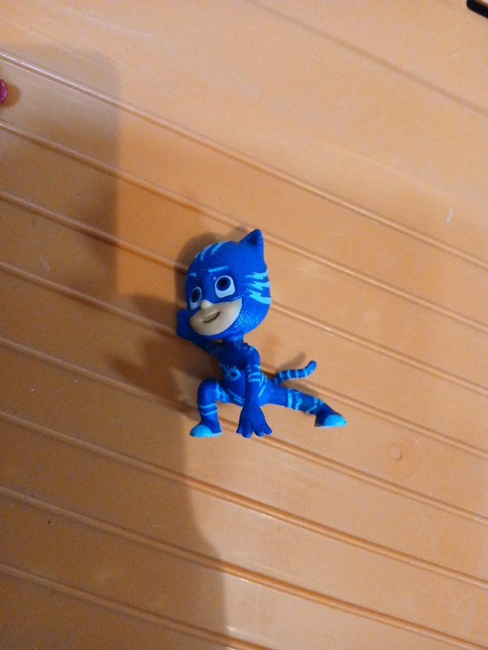 Pyjamask figurine yoyo et un robot - photo numéro 2