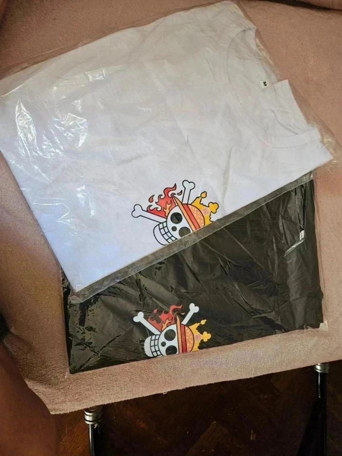 T-shirt Onepiece Taille m lot de 2 - photo numéro 4